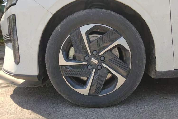 Used Geely Galaxy L6 2023 125km MAX Left Front Wheel Hub