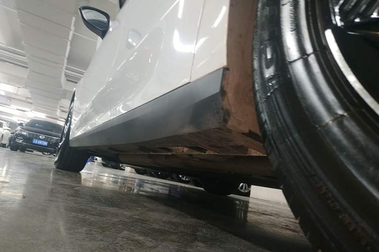 Used Geely Galaxy L6 2023 125km PLUS Left Side Sill