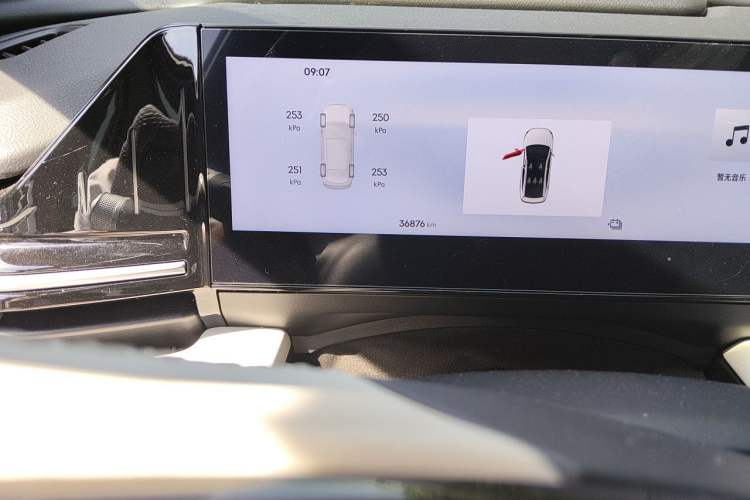 Used Geely Galaxy L6 2023 125km Starship Odometer Close Up