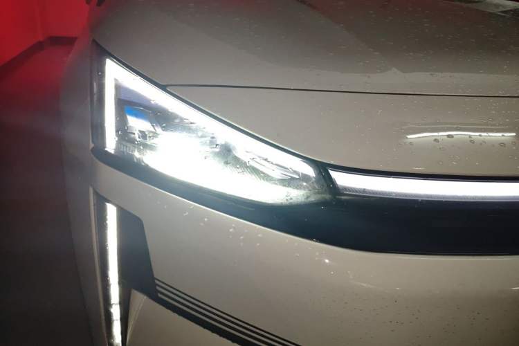 Used Geely Galaxy L6 2023 125km MAX Right Front Headlight