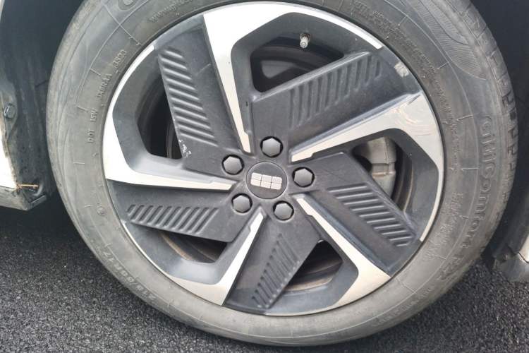 Used Geely Galaxy L6 2023 125km MAX Right Front Wheel Hub