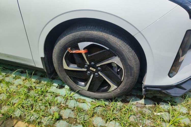Used Geely Galaxy L6 2023 125km PLUS Right Front Wheel Hub