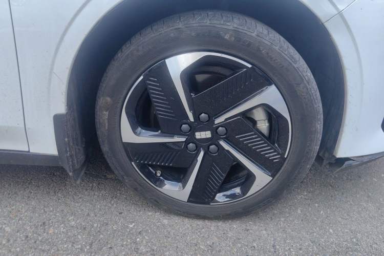 Used Geely Galaxy L6 2023 125km PLUS Right Front Wheel Hub