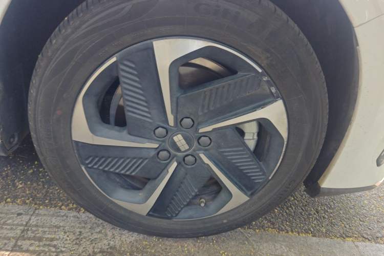 Used Geely Galaxy L6 2023 125km MAX Right Front Wheel Hub