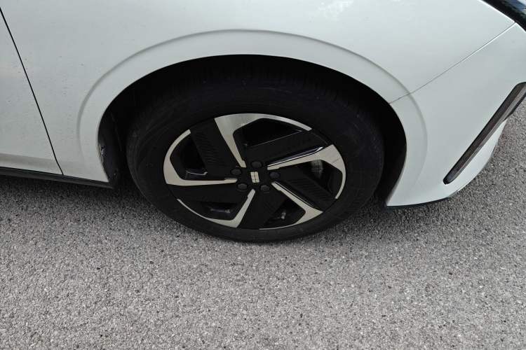 Used Geely Galaxy L6 2023 125km MAX Right Front Wheel Hub
