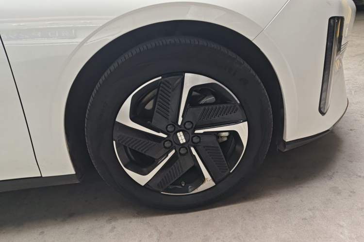 Used Geely Galaxy L6 2023 125km PLUS Right Front Wheel Hub