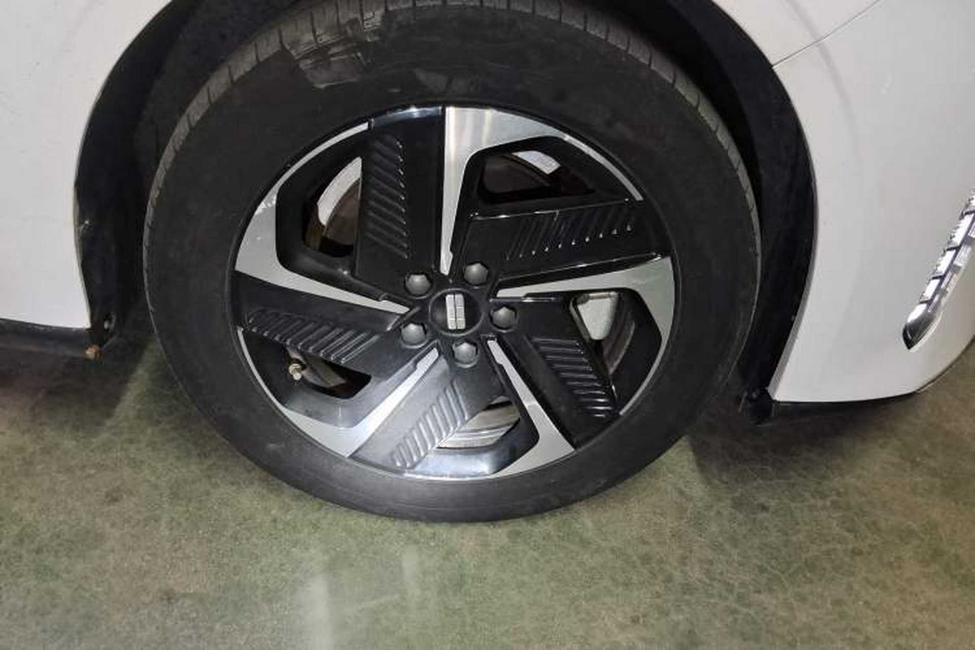 Used Geely Galaxy L6 2023 125km PLUS Right Front Wheel Hub