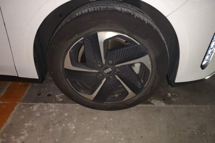 Used Geely Galaxy L6 2023 125km MAX Right Front Wheel Hub