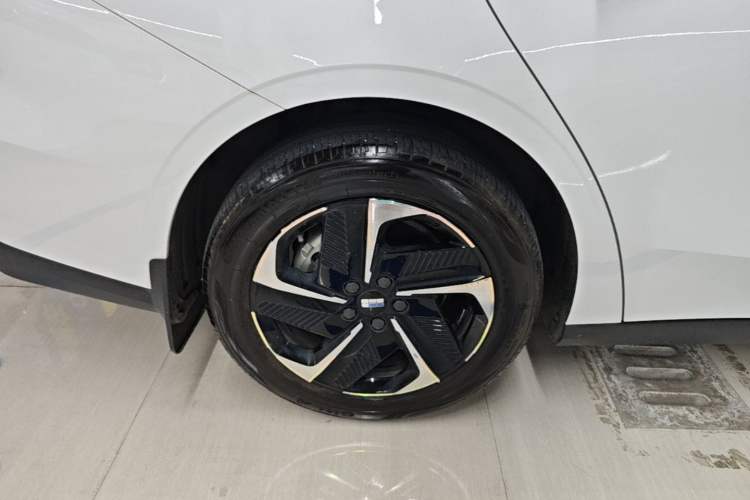 Used Geely Galaxy L6 2023 125km PLUS Right Rear Wheel Hub