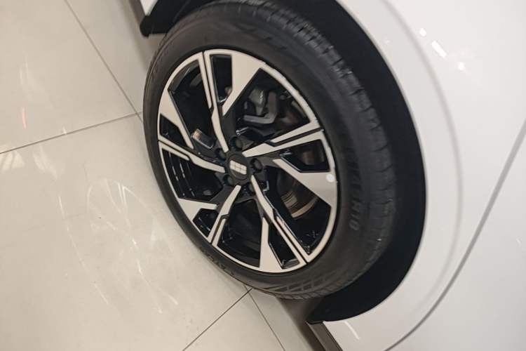 Used Geely Galaxy L6 2023 125km Starship Right Rear Wheel Hub