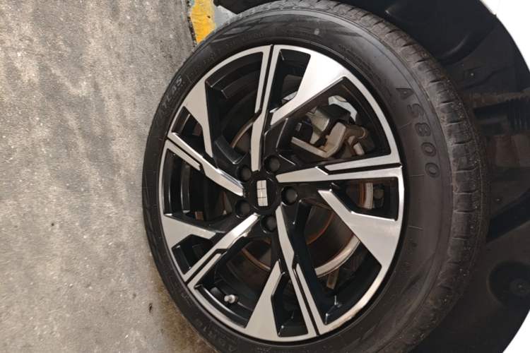 Used Geely Galaxy L6 2023 125km Starship Right Rear Wheel Hub