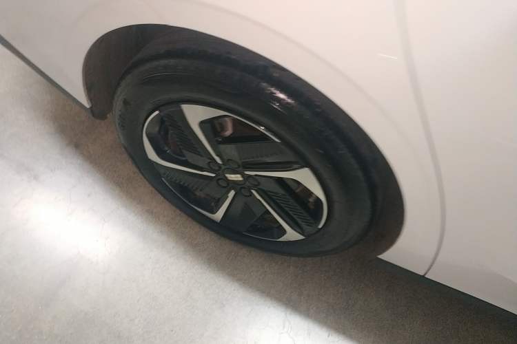 Used Geely Galaxy L6 2023 125km PLUS Right Rear Wheel Hub