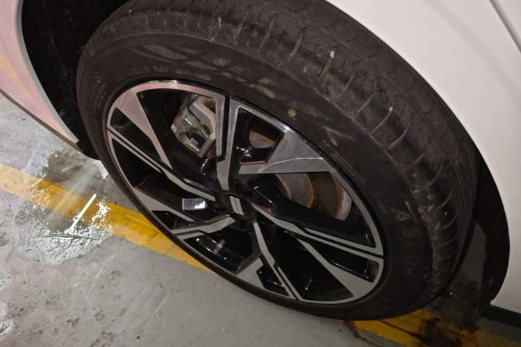 Used Geely Galaxy L6 2023 125km Starship Right Rear Wheel Hub
