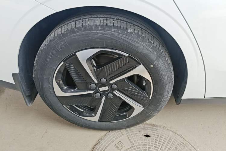 Used Geely Galaxy L6 2023 125km PLUS Right Rear Wheel Hub
