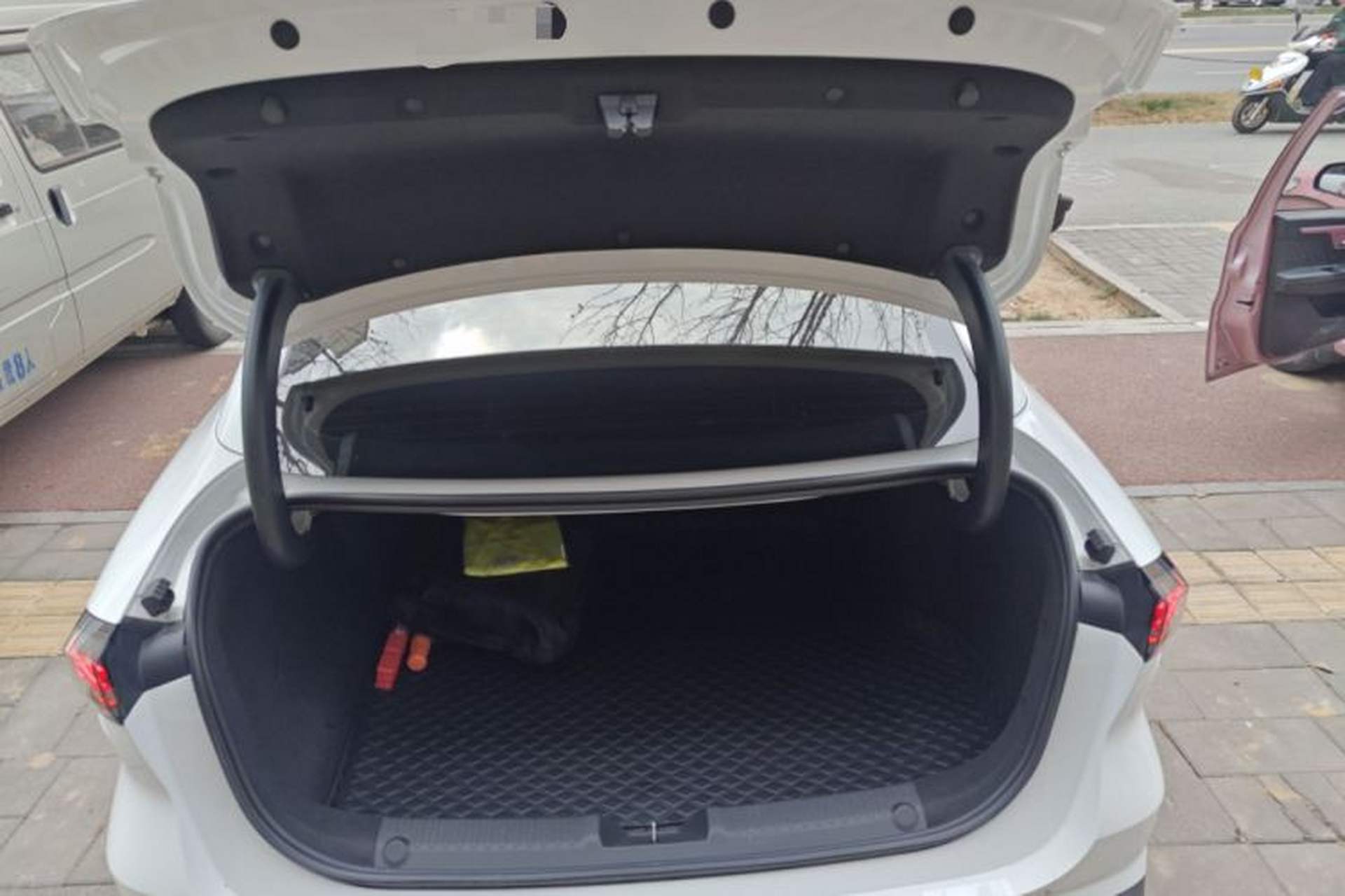Used Geely Galaxy L6 2023 125km Starship Trunk