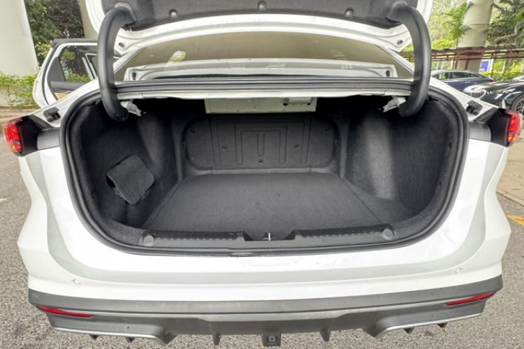 Used Geely Galaxy L6 2023 125km Starship Trunk