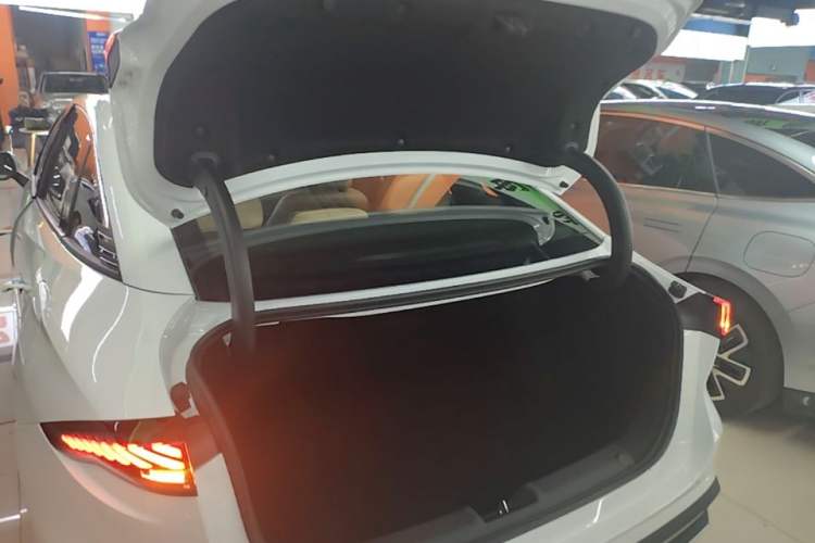 Used Geely Galaxy L6 2023 125km MAX Trunk