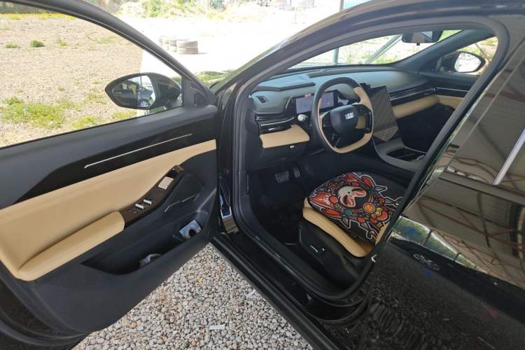 Used Geely Galaxy L6 2024 125km PLUS Dragon Edition Driver Seat