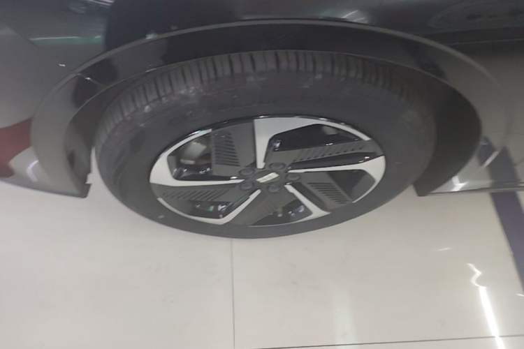 Used Geely Galaxy L6 2024 125km PLUS Dragon Edition Exterior 4