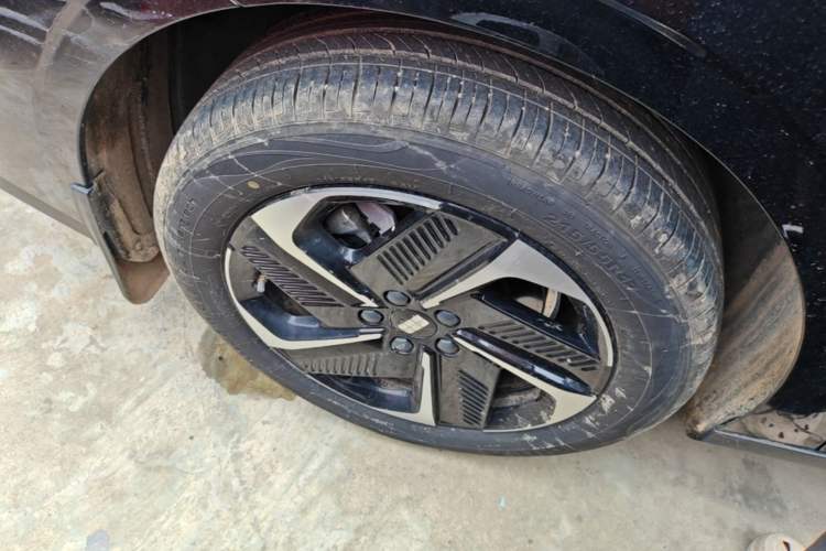 Used Geely Galaxy L6 2024 125km PLUS Dragon Edition Exterior 5