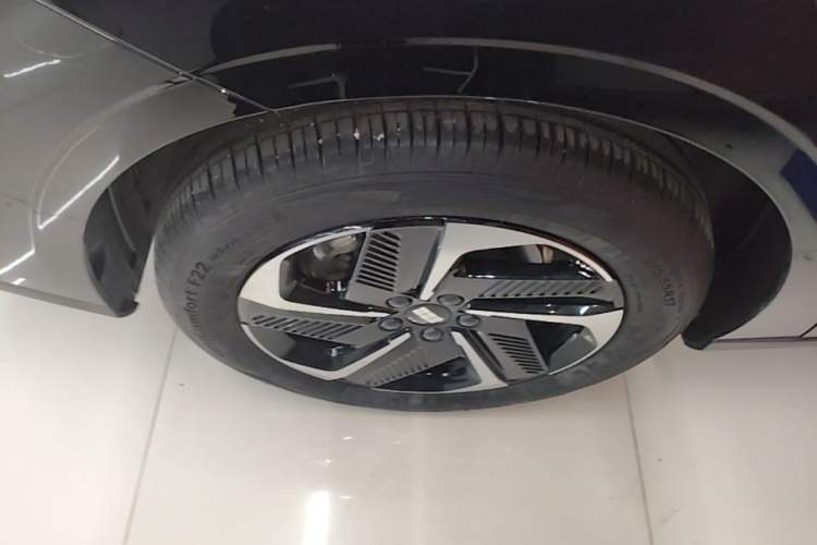 Used Geely Galaxy L6 2024 125km PLUS Dragon Edition Exterior 5