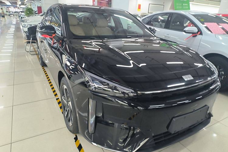 Used Geely Galaxy L6 2024 125km PLUS Dragon Edition Front Right 45 Deg