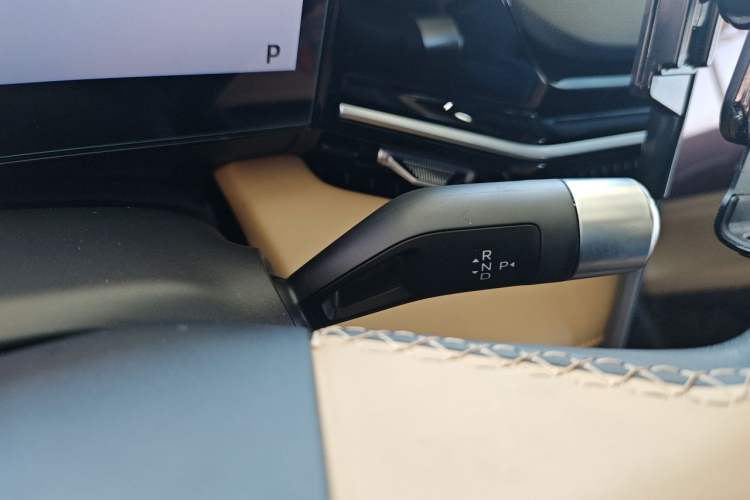 Used Geely Galaxy L6 2024 125km PLUS Dragon Edition Gear Lever