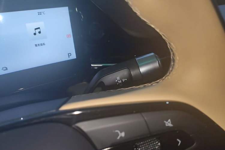 Used Geely Galaxy L6 2024 125km PLUS Dragon Edition Gear Lever