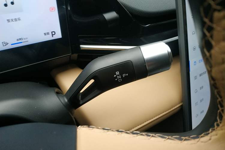 Used Geely Galaxy L6 2024 125km PLUS Dragon Edition Gear Lever