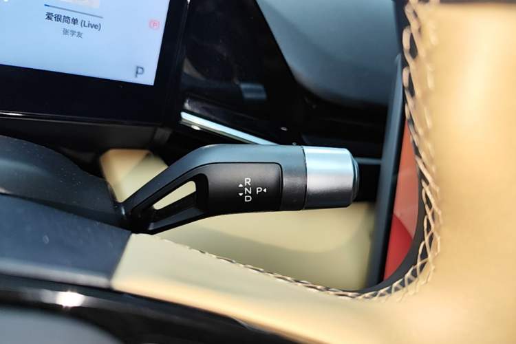 Used Geely Galaxy L6 2024 125km PLUS Dragon Edition Gear Lever