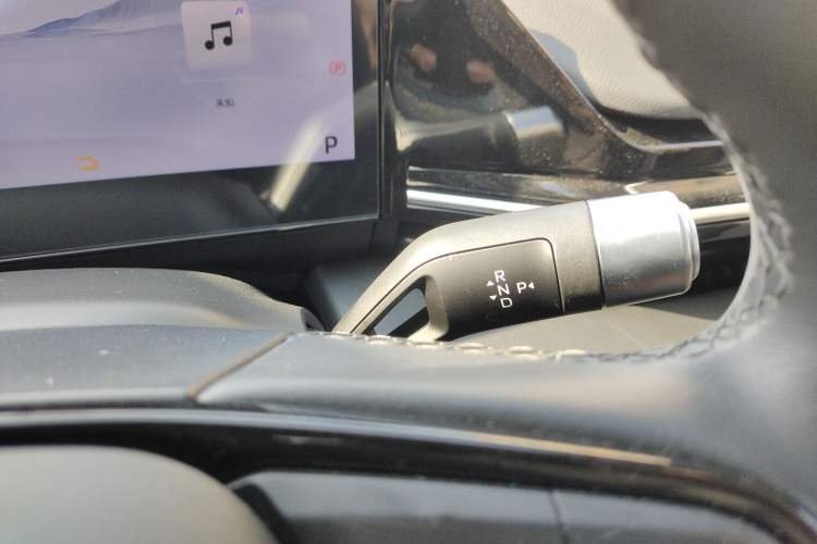 Used Geely Galaxy L6 2024 125km PLUS Dragon Edition Gear Lever