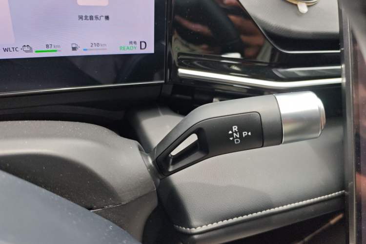 Used Geely Galaxy L6 2024 125km PLUS Dragon Edition Gear Lever
