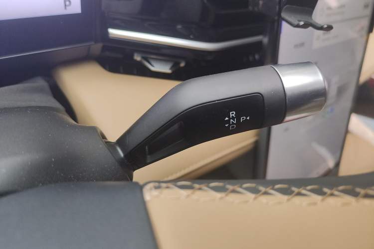 Used Geely Galaxy L6 2024 125km PLUS Dragon Edition Gear Lever