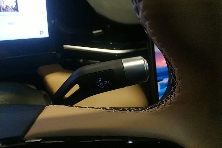 Used Geely Galaxy L6 2024 125km PLUS Dragon Edition Gear Lever