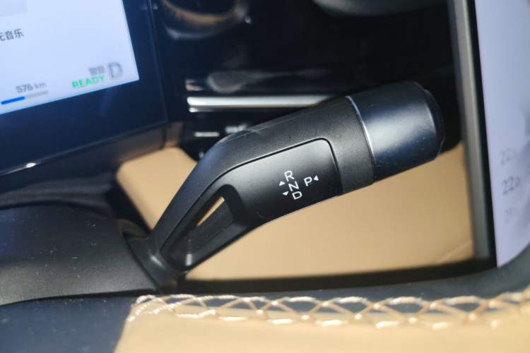Used Geely Galaxy L6 2024 125km PLUS Dragon Edition Gear Lever