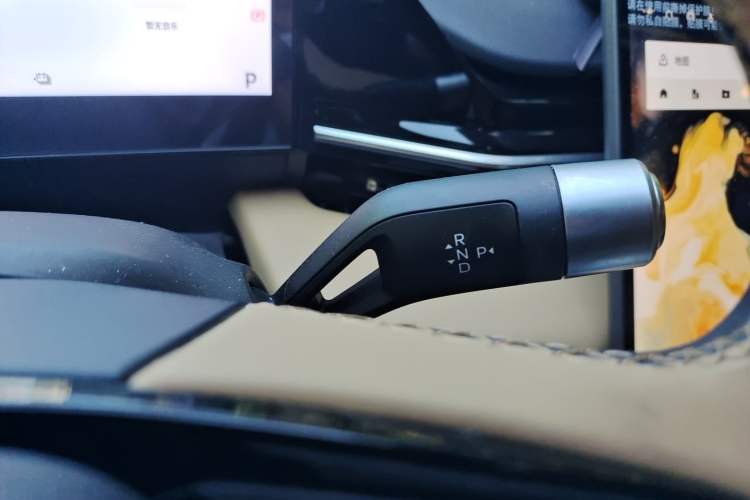 Used Geely Galaxy L6 2024 125km PLUS Dragon Edition Gear Lever