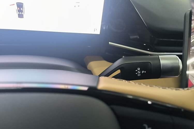 Used Geely Galaxy L6 2024 125km PLUS Dragon Edition Gear Lever