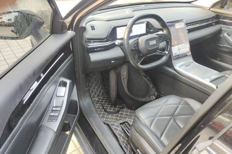 Used Geely Galaxy L6 2024 125km PLUS Dragon Edition Interior 3