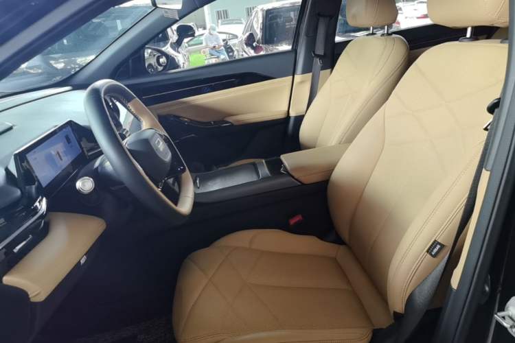 Used Geely Galaxy L6 2024 125km PLUS Dragon Edition Left Front Seat