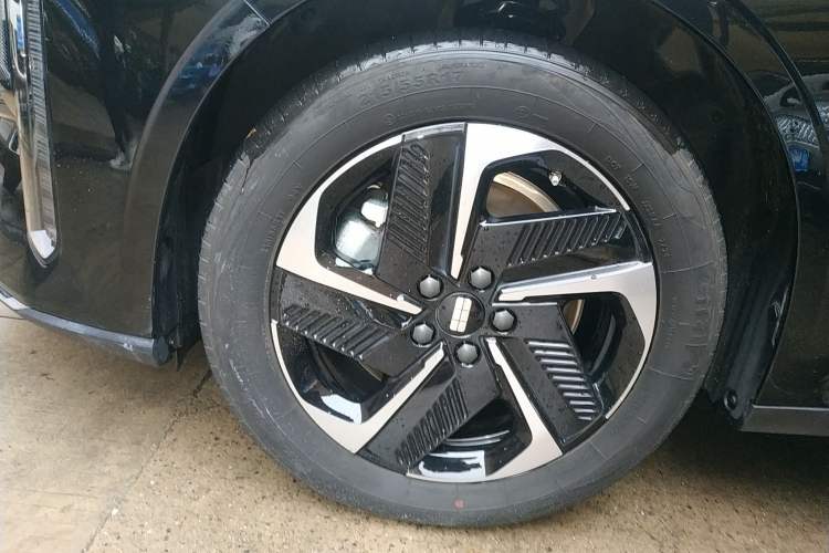 Used Geely Galaxy L6 2024 125km PLUS Dragon Edition Left Front Wheel Hub