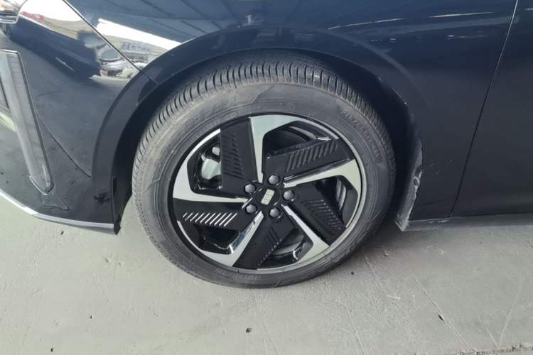 Used Geely Galaxy L6 2024 125km PLUS Dragon Edition Left Front Wheel Hub