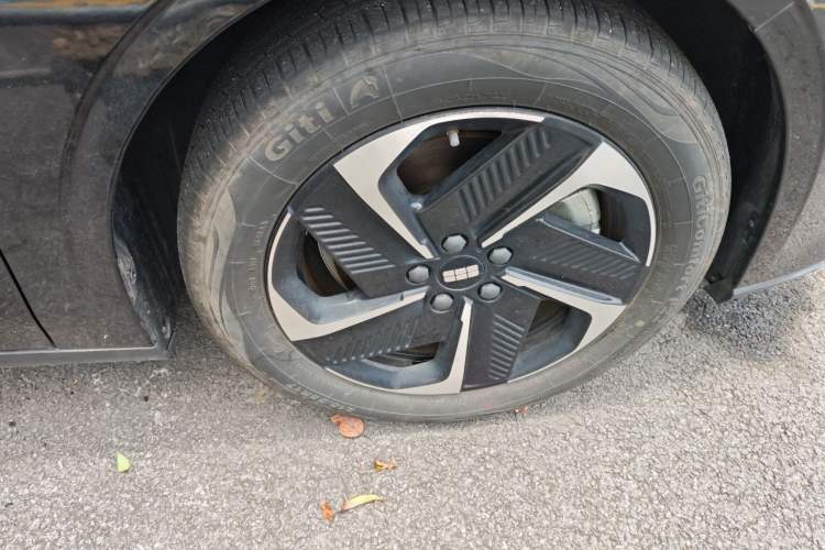Used Geely Galaxy L6 2024 125km PLUS Dragon Edition Right Front Wheel Hub