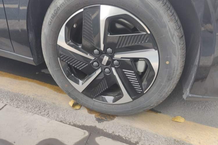 Used Geely Galaxy L6 2024 125km PLUS Dragon Edition Right Front Wheel Hub