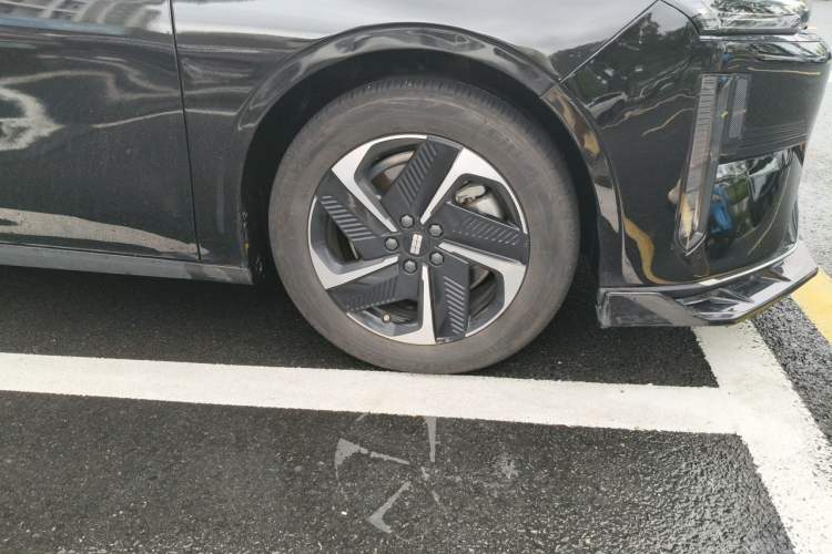 Used Geely Galaxy L6 2024 125km PLUS Dragon Edition Right Front Wheel Hub