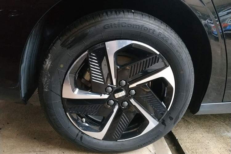 Used Geely Galaxy L6 2024 125km PLUS Dragon Edition Right Rear Wheel Hub