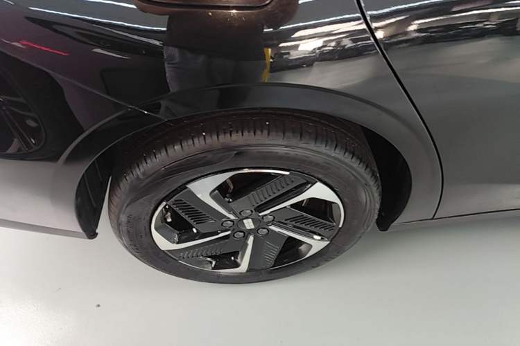 Used Geely Galaxy L6 2024 125km PLUS Dragon Edition Right Rear Wheel Hub