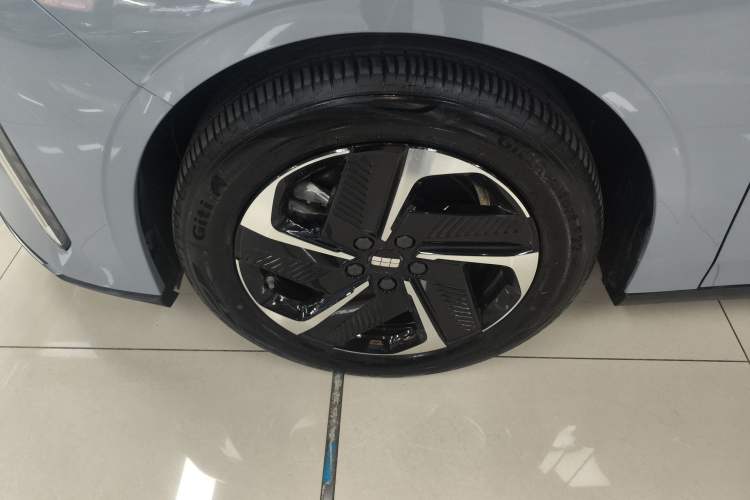 Used Geely Galaxy L6 2024 125km PLUS Dragon Edition Exterior 4