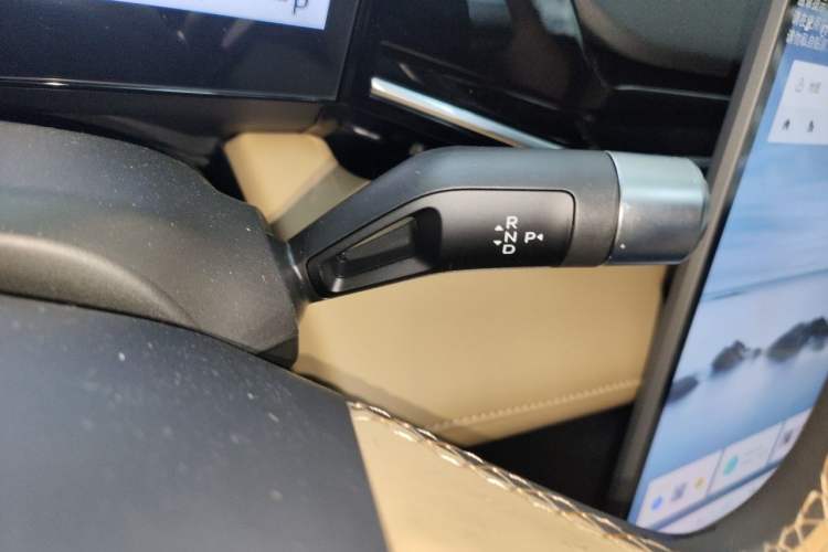 Used Geely Galaxy L6 2024 125km PLUS Dragon Edition Gear Lever
