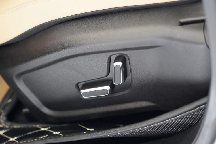 Used Geely Galaxy L6 2024 125km PLUS Dragon Edition Interior 1