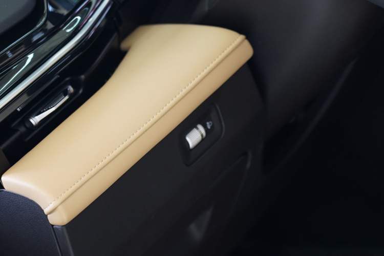 Used Geely Galaxy L6 2024 125km PLUS Dragon Edition Interior 10